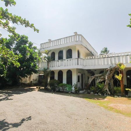 Oyo 459 Barasti Beach Resort Калутара Экстерьер фото